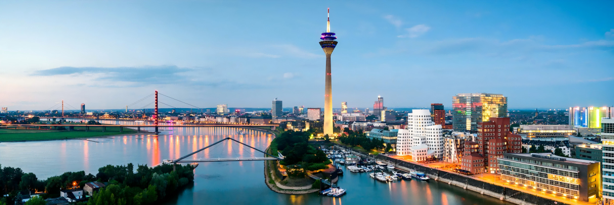 Hyatt-Regency-Dusseldorf-P748-Skyline-Blue-Hour.png